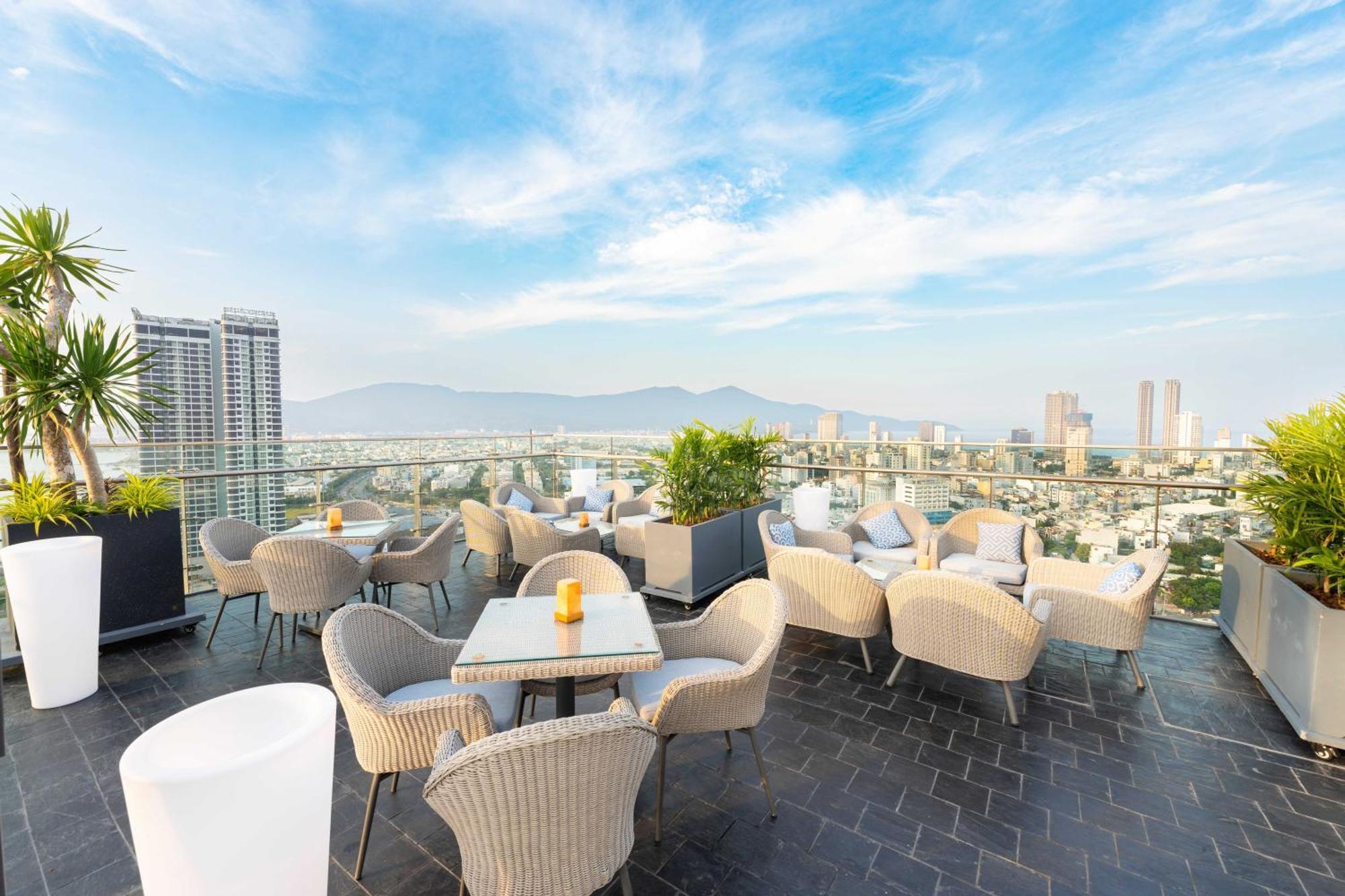 Wink Icon Hotel Danang Riverside - Luxury Suites - 24Hrs Stay & Rooftop Pool Bar Exterior photo