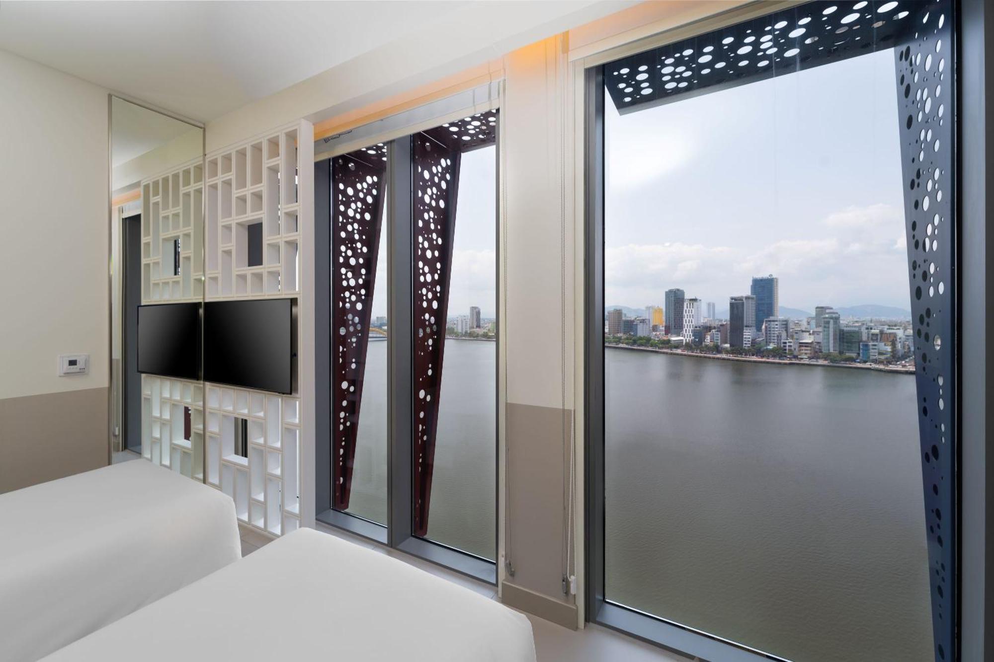 Wink Icon Hotel Danang Riverside - Luxury Suites - 24Hrs Stay & Rooftop Pool Bar Room photo