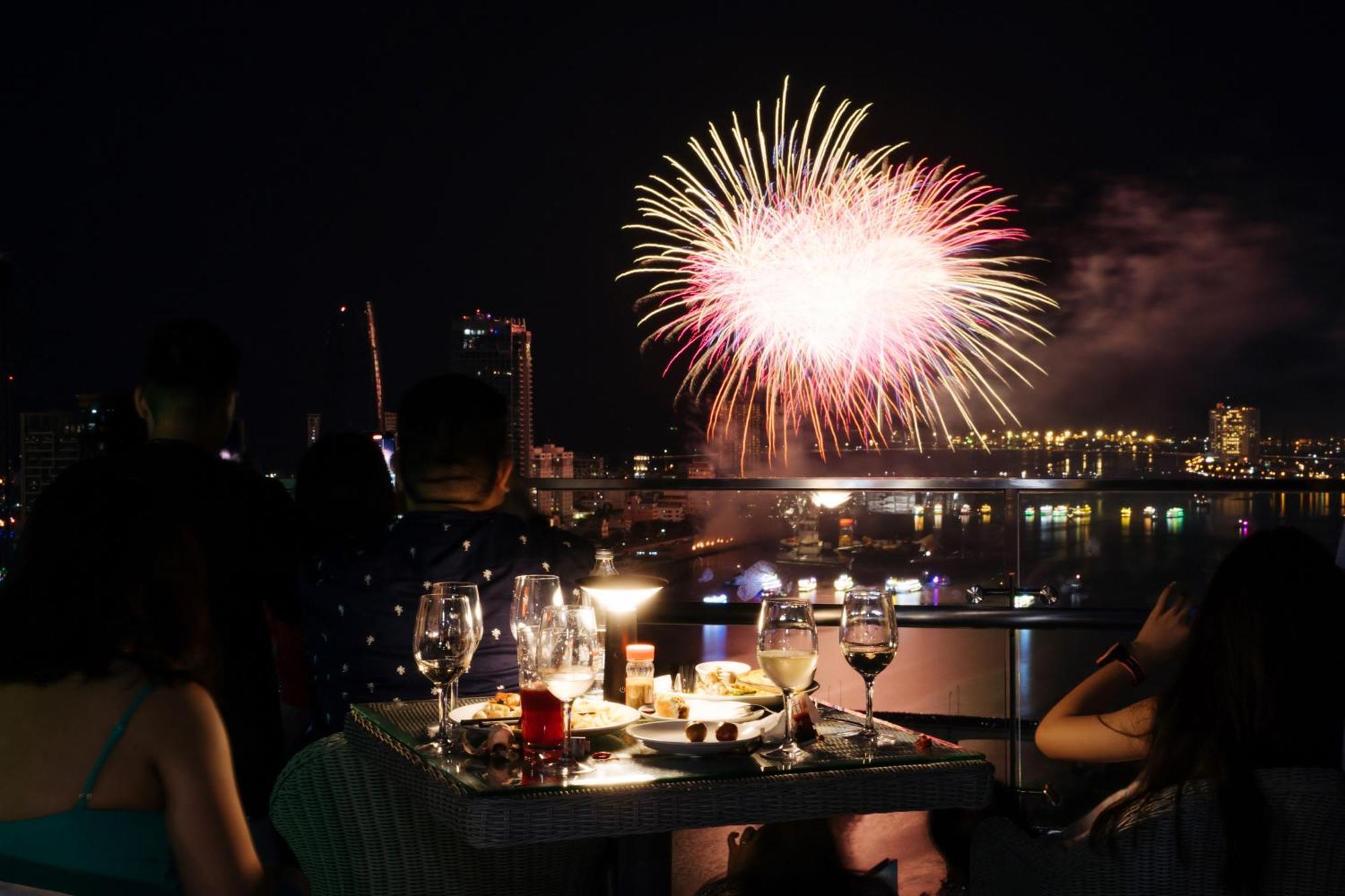 Wink Icon Hotel Danang Riverside - Luxury Suites - 24Hrs Stay & Rooftop Pool Bar Exterior photo